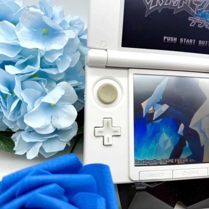 Zeigt den Nintendo 3DS XL in weiß mit Blauen Pokemon Shells