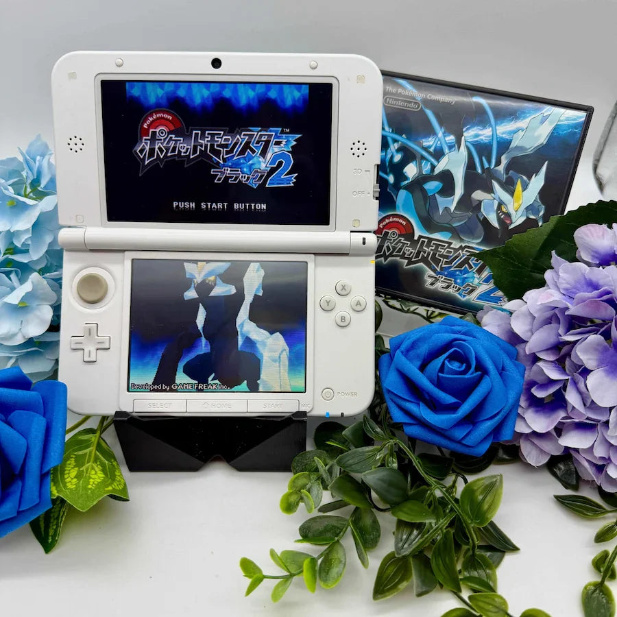 Zeigt den Nintendo 3DS XL in weiß von vorne