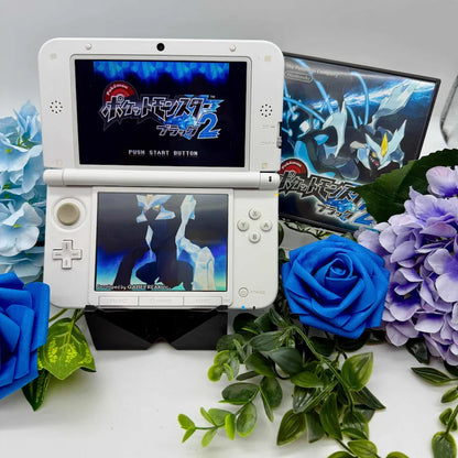 Zeigt den Nintendo 3DS XL in weiß von vorne